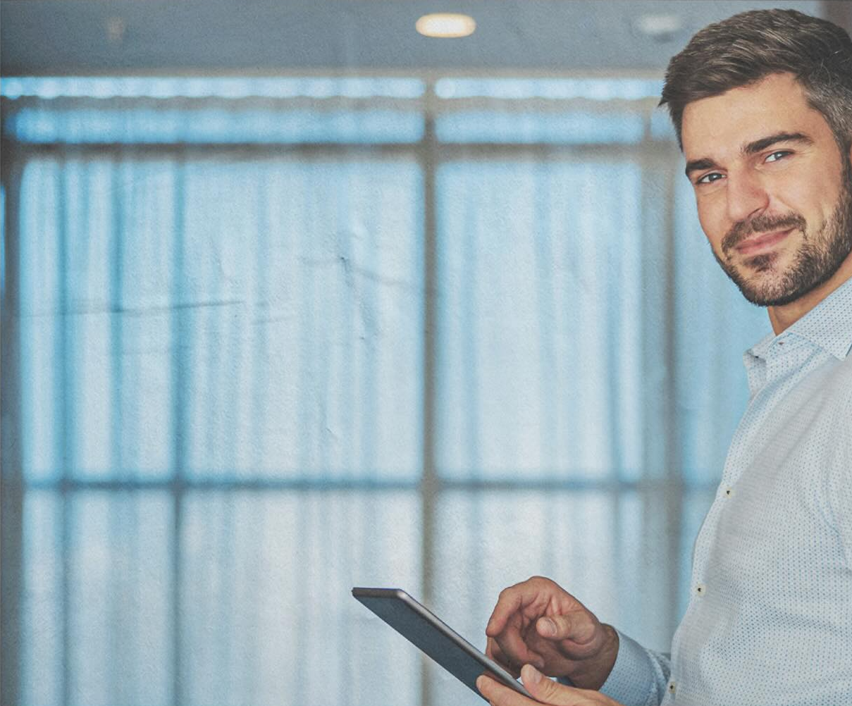 Empresário utilizando tablet